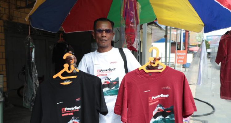 Persiapan F1 Powerboat Sudah 70 Mulai Baliho Hingga Penjual Kaos Bermunculan Di Sekitar Kota Balige Detik Merdeka Nvgp6JWXHX