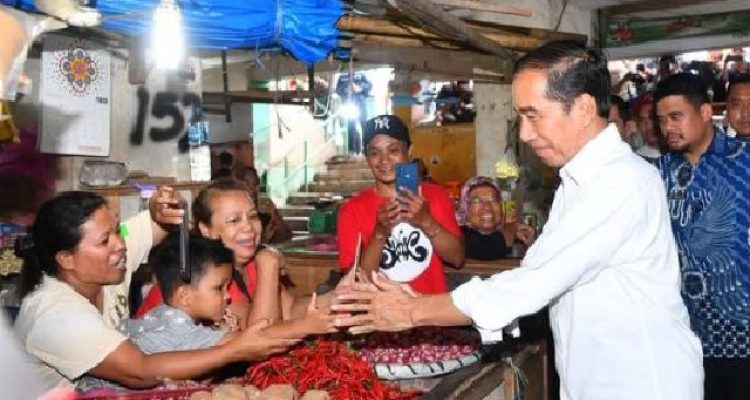 Kunjungi Pasar Sukaramai Medan Presiden Jokowi Tinjau Harga Sejumlah Komuditas Pangan Detik Merdeka AlfyjptboE