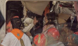 Penumpang yang masih terjebak di dalam gerbong KRL Commuterline mendapatkan bantuan oksigen saat proses evakuasi kecelakaan di Stasiun Bekasi Timur, Bekasi, Jawa Barat, Selasa (28/4/2026). (Foto: ANTARA)