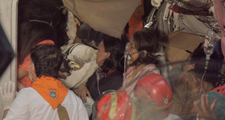 Penumpang yang masih terjebak di dalam gerbong KRL Commuterline mendapatkan bantuan oksigen saat proses evakuasi kecelakaan di Stasiun Bekasi Timur, Bekasi, Jawa Barat, Selasa (28/4/2026). (Foto: ANTARA)