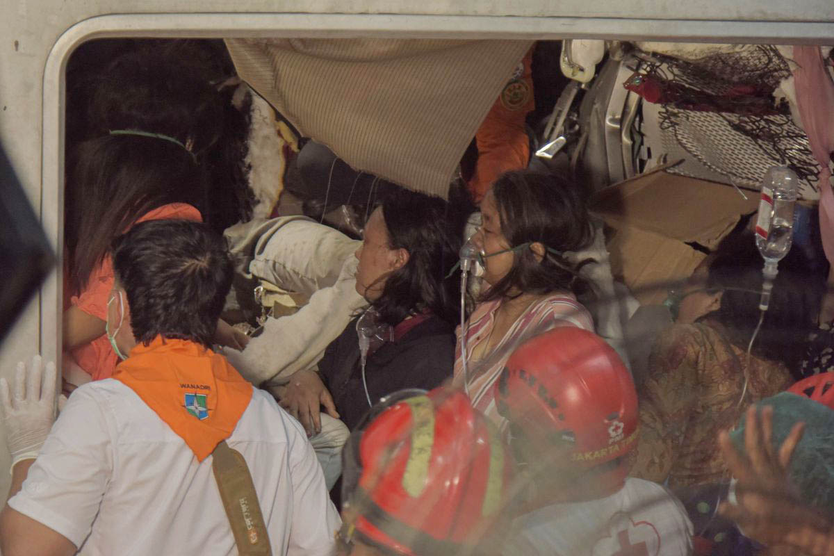Penumpang yang masih terjebak di dalam gerbong KRL Commuterline mendapatkan bantuan oksigen saat proses evakuasi kecelakaan di Stasiun Bekasi Timur, Bekasi, Jawa Barat, Selasa (28/4/2026). (Foto: ANTARA)