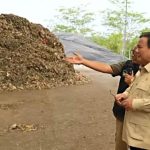 Presiden Prabowo Subianto meninjau fasilitas pengolahan sampah di TPST BLE Banyumas.