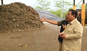 Presiden Prabowo Subianto meninjau fasilitas pengolahan sampah di TPST BLE Banyumas.