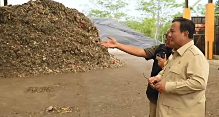 Presiden Prabowo Subianto meninjau fasilitas pengolahan sampah di TPST BLE Banyumas.
