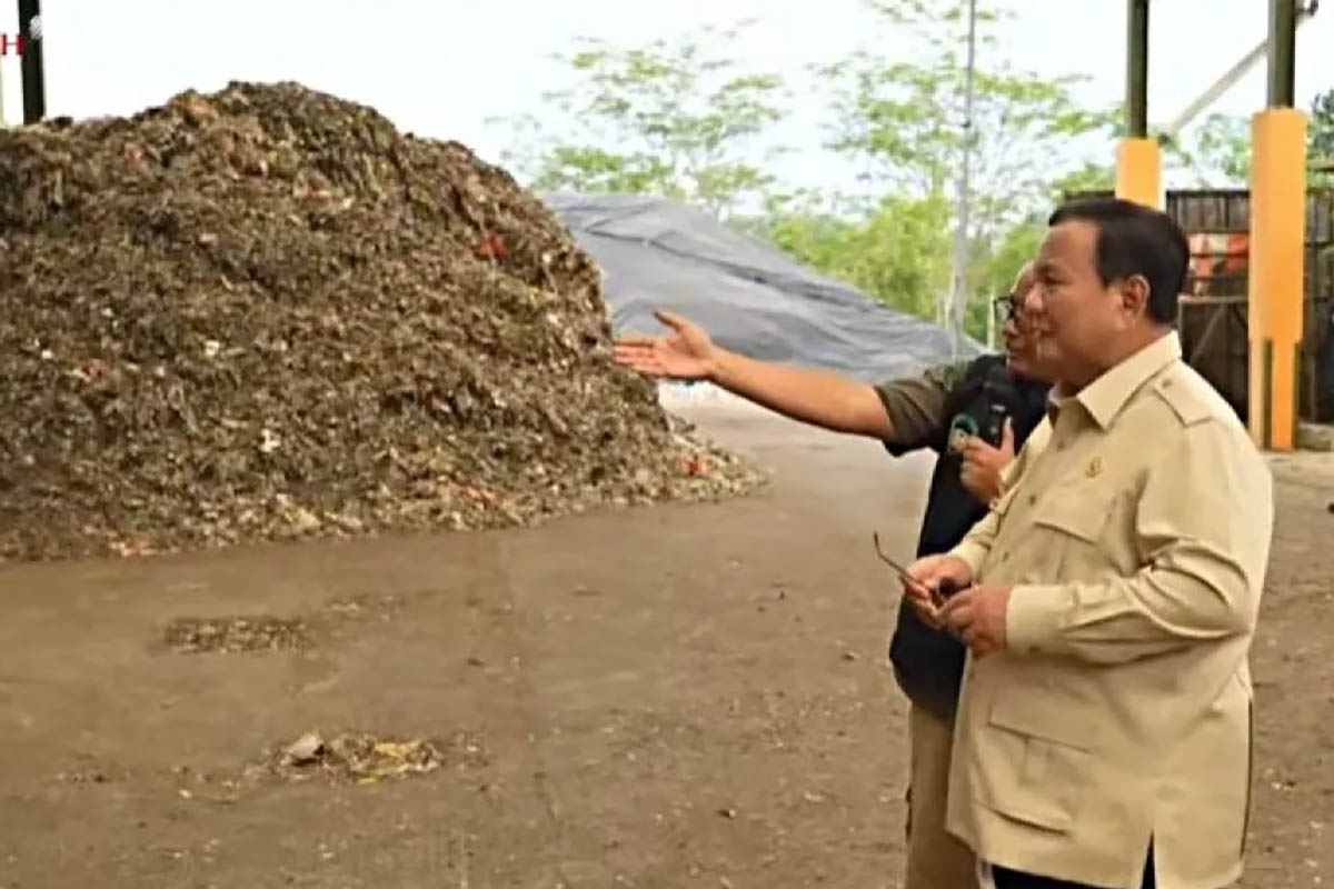 Presiden Prabowo Subianto meninjau fasilitas pengolahan sampah di TPST BLE Banyumas.