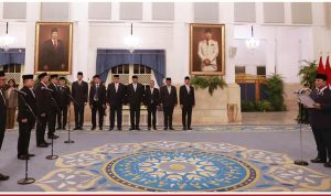 Presiden Prabowo Subianto melantik pejabat menteri dan pejabat setingkat menteri dalam reshuffle kabinet di Istana Negara, Jakarta, Senin (27/4/2026).