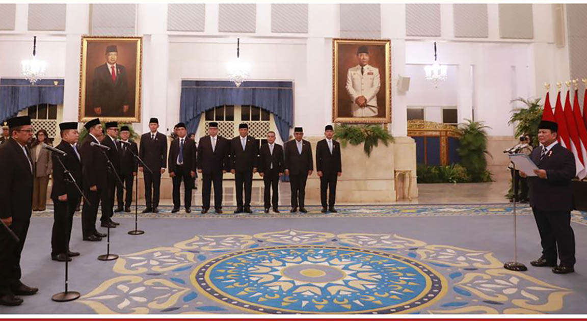 Presiden Prabowo Subianto melantik pejabat menteri dan pejabat setingkat menteri dalam reshuffle kabinet di Istana Negara, Jakarta, Senin (27/4/2026).