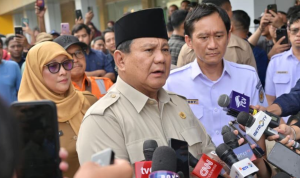 Presiden Prabowo Subianto memberikan keterangan pers kepada awak media di RSUD dr. Chasbullah Abdulmadjid, Kota Bekasi, pada Selasa, 28 April 2026. Foto: BPMI