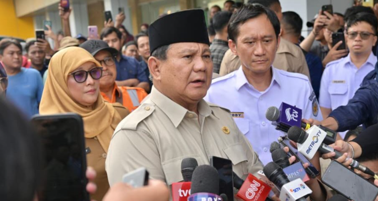 Presiden Prabowo Subianto memberikan keterangan pers kepada awak media di RSUD dr. Chasbullah Abdulmadjid, Kota Bekasi, pada Selasa, 28 April 2026. Foto: BPMI
