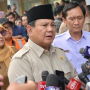 Presiden Prabowo Subianto memberikan keterangan pers kepada awak media di RSUD dr. Chasbullah Abdulmadjid, Kota Bekasi, pada Selasa, 28 April 2026. Foto: BPMI