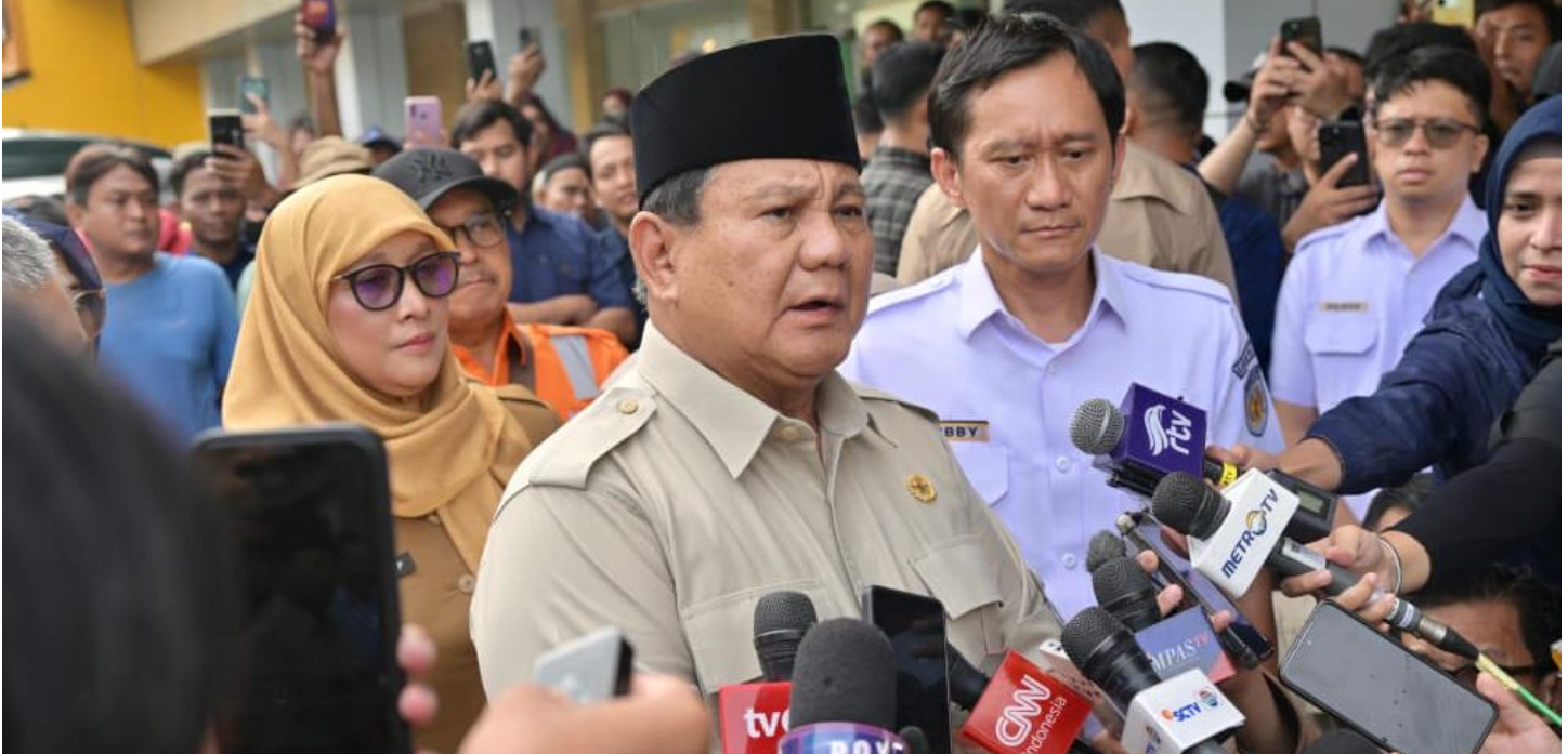 Presiden Prabowo Subianto memberikan keterangan pers kepada awak media di RSUD dr. Chasbullah Abdulmadjid, Kota Bekasi, pada Selasa, 28 April 2026. Foto: BPMI