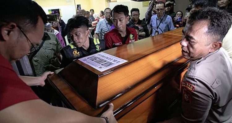 Kecelakaan maut antara Kereta Api Argo Bromo Anggrek dan KRL di Stasiun Bekasi Timur menewaskan 15 orang. (Foto: CNN Indonesia)