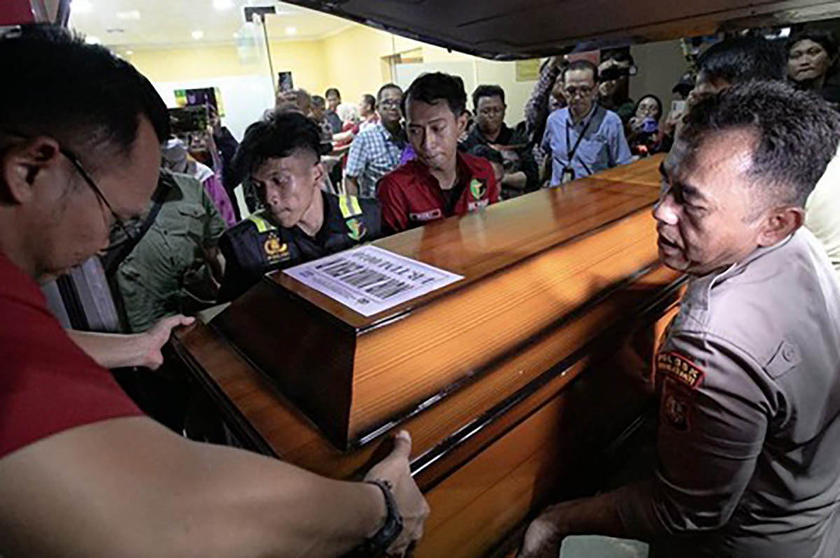 Kecelakaan maut antara Kereta Api Argo Bromo Anggrek dan KRL di Stasiun Bekasi Timur menewaskan 15 orang. (Foto: CNN Indonesia)