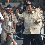 Presiden Prabowo Subianto (kedua kanan) didampingi Mensesneg Prasetyo Hadi (kedua kiri), Presiden Konfederasi Serikat Pekerja Seluruh Indonesia (KSPSI), Andi Gani Nena Wea (kiri), dan Ketua Umum KSPSI Jumhur Hidayat (kanan) menyapa massa buruh saat menghadiri peringatan Hari Buruh Internasional (May Day) 2026.