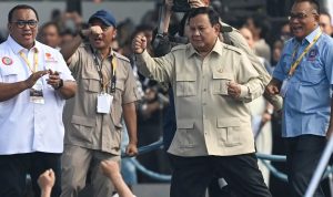 Presiden Prabowo Subianto (kedua kanan) didampingi Mensesneg Prasetyo Hadi (kedua kiri), Presiden Konfederasi Serikat Pekerja Seluruh Indonesia (KSPSI), Andi Gani Nena Wea (kiri), dan Ketua Umum KSPSI Jumhur Hidayat (kanan) menyapa massa buruh saat menghadiri peringatan Hari Buruh Internasional (May Day) 2026.
