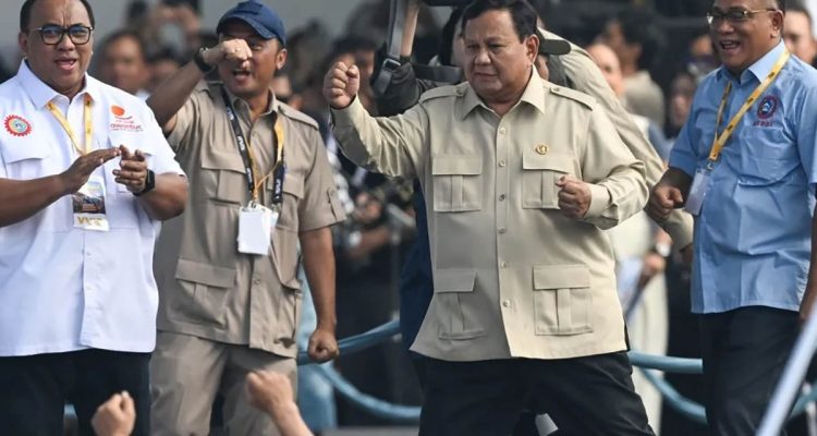 Presiden Prabowo Subianto (kedua kanan) didampingi Mensesneg Prasetyo Hadi (kedua kiri), Presiden Konfederasi Serikat Pekerja Seluruh Indonesia (KSPSI), Andi Gani Nena Wea (kiri), dan Ketua Umum KSPSI Jumhur Hidayat (kanan) menyapa massa buruh saat menghadiri peringatan Hari Buruh Internasional (May Day) 2026.