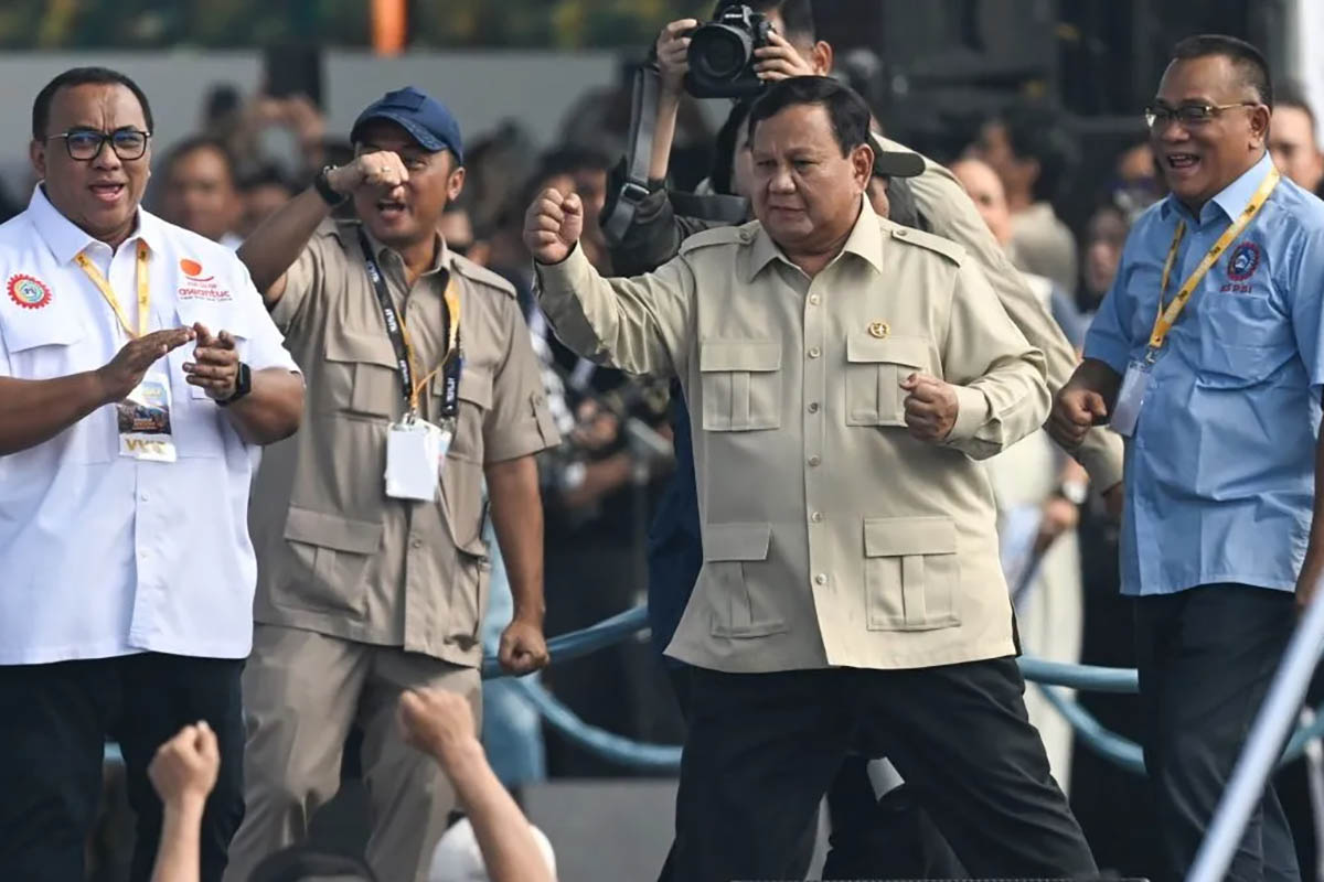 Presiden Prabowo Subianto (kedua kanan) didampingi Mensesneg Prasetyo Hadi (kedua kiri), Presiden Konfederasi Serikat Pekerja Seluruh Indonesia (KSPSI), Andi Gani Nena Wea (kiri), dan Ketua Umum KSPSI Jumhur Hidayat (kanan) menyapa massa buruh saat menghadiri peringatan Hari Buruh Internasional (May Day) 2026.