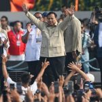 Presiden Prabowo Subianto menyapa massa buruh dari mobil kepresidenan saat menuju lokasi peringatan Hari Buruh Internasional atau May Day 2026 di kawasan Monumen Nasional (Monas), Jakarta, Jumat (1/5/2026).