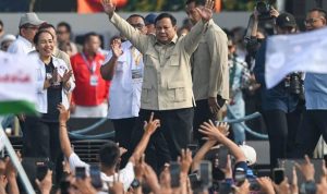 Presiden Prabowo Subianto menyapa massa buruh dari mobil kepresidenan saat menuju lokasi peringatan Hari Buruh Internasional atau May Day 2026 di kawasan Monumen Nasional (Monas), Jakarta, Jumat (1/5/2026).
