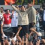 Presiden Prabowo Subianto menyapa massa buruh dari mobil kepresidenan saat menuju lokasi peringatan Hari Buruh Internasional atau May Day 2026 di kawasan Monumen Nasional (Monas), Jakarta, Jumat (1/5/2026).