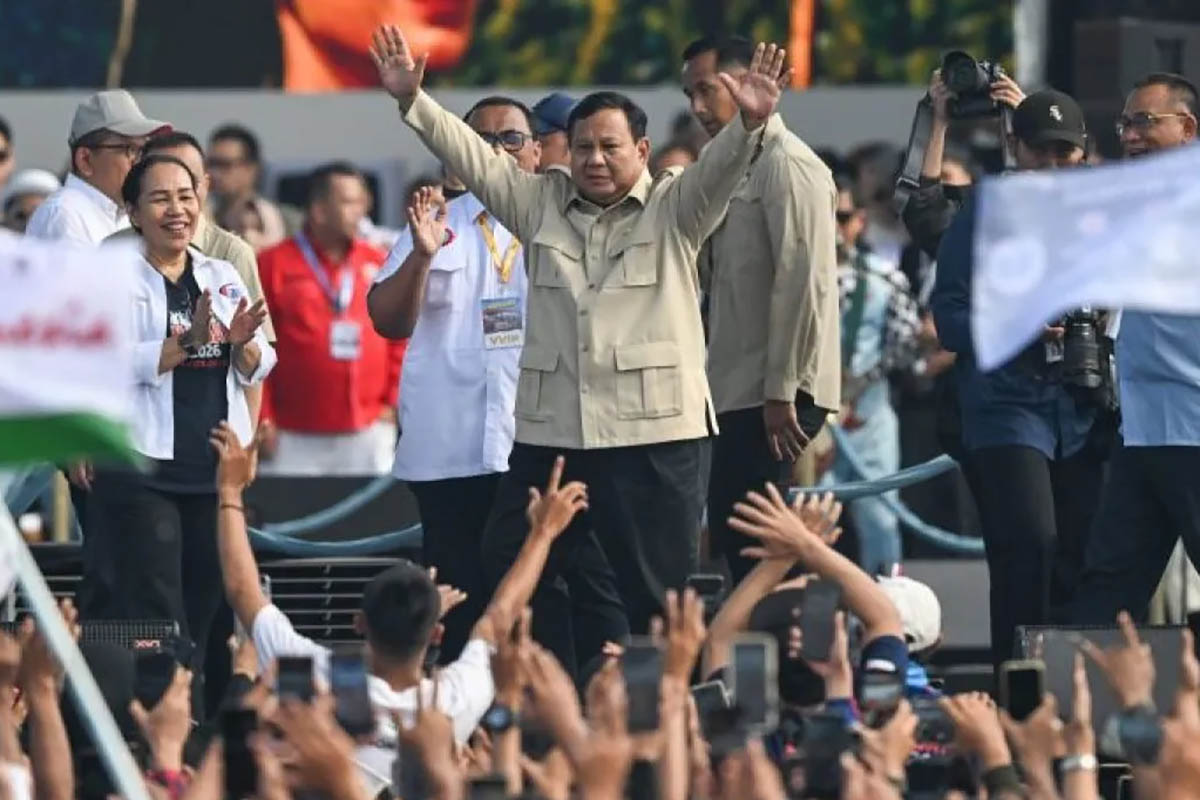 Presiden Prabowo Subianto menyapa massa buruh dari mobil kepresidenan saat menuju lokasi peringatan Hari Buruh Internasional atau May Day 2026 di kawasan Monumen Nasional (Monas), Jakarta, Jumat (1/5/2026).