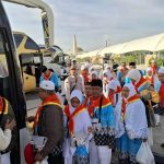 Jamaah haji asal Indonesia berbaris naik ke bus di area Bandar Udara Internasional Pangeran Mohammad bin Abdul Aziz
