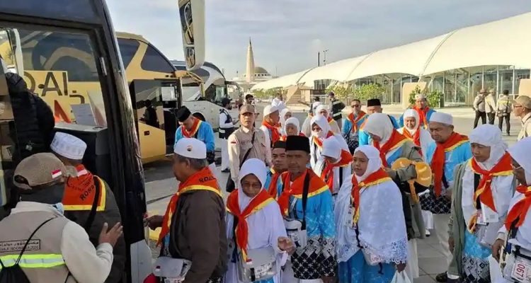 Jamaah haji asal Indonesia berbaris naik ke bus di area Bandar Udara Internasional Pangeran Mohammad bin Abdul Aziz