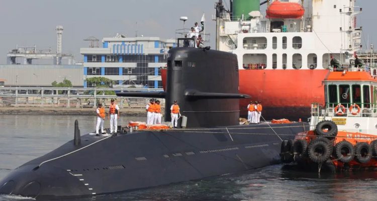 kapal selam Hangor milik Pakistan saat bersandar di Dermaga IKT ex-Presiden, Tanjung Priok, Jakarta Utara, Selasa (19/5/2026).