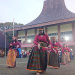Salah satu tarian tradisional NTT memeriahkan kegiatan Kirab Budaya di Taman Mini Indonesia Indah.