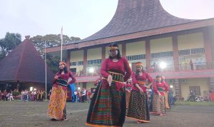 Salah satu tarian tradisional NTT memeriahkan kegiatan Kirab Budaya di Taman Mini Indonesia Indah.