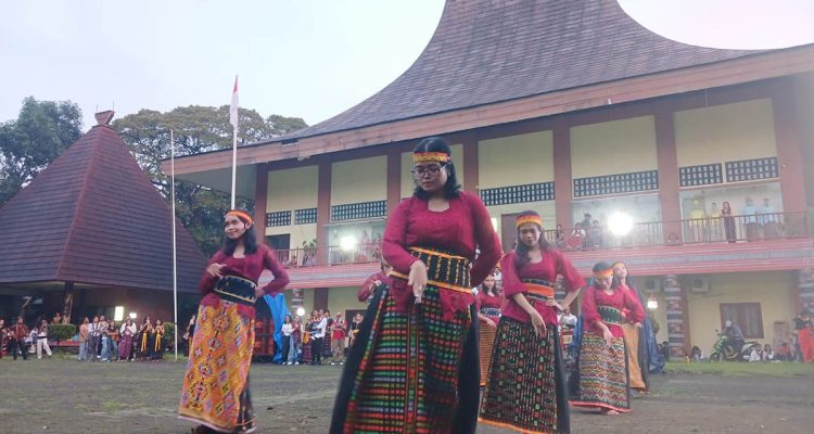 Salah satu tarian tradisional NTT memeriahkan kegiatan Kirab Budaya di Taman Mini Indonesia Indah.