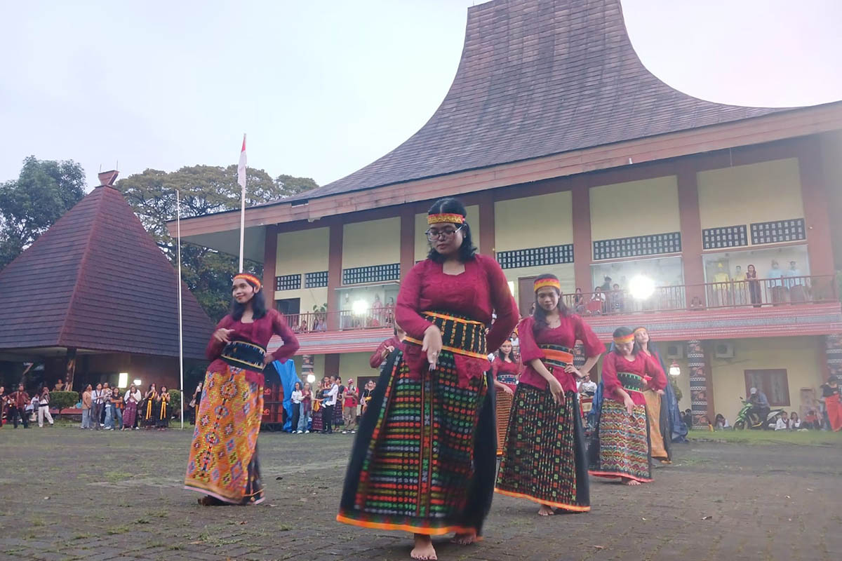 Salah satu tarian tradisional NTT memeriahkan kegiatan Kirab Budaya di Taman Mini Indonesia Indah.
