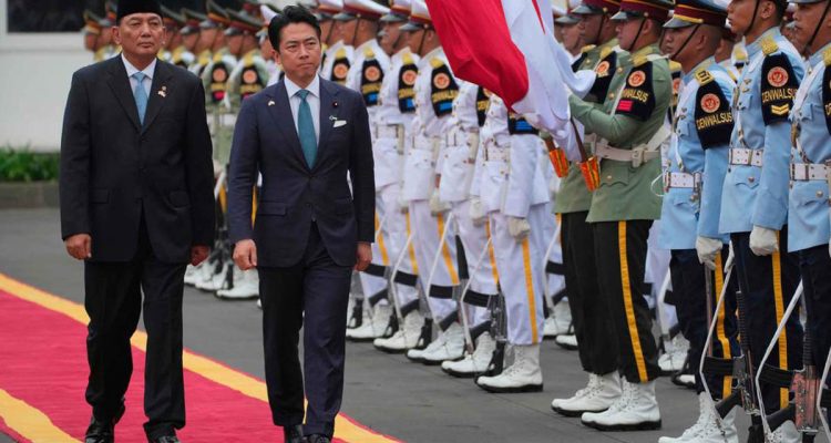 Menteri Pertahanan Republik Indonesia, Sjafrie Sjamsoeddin, menerima kunjungan kehormatan Menteri Pertahanan Jepang, Shinjiro Koizumi, di kantor Kementerian Pertahanan, Jakarta, Senin 4 Mei 2026.