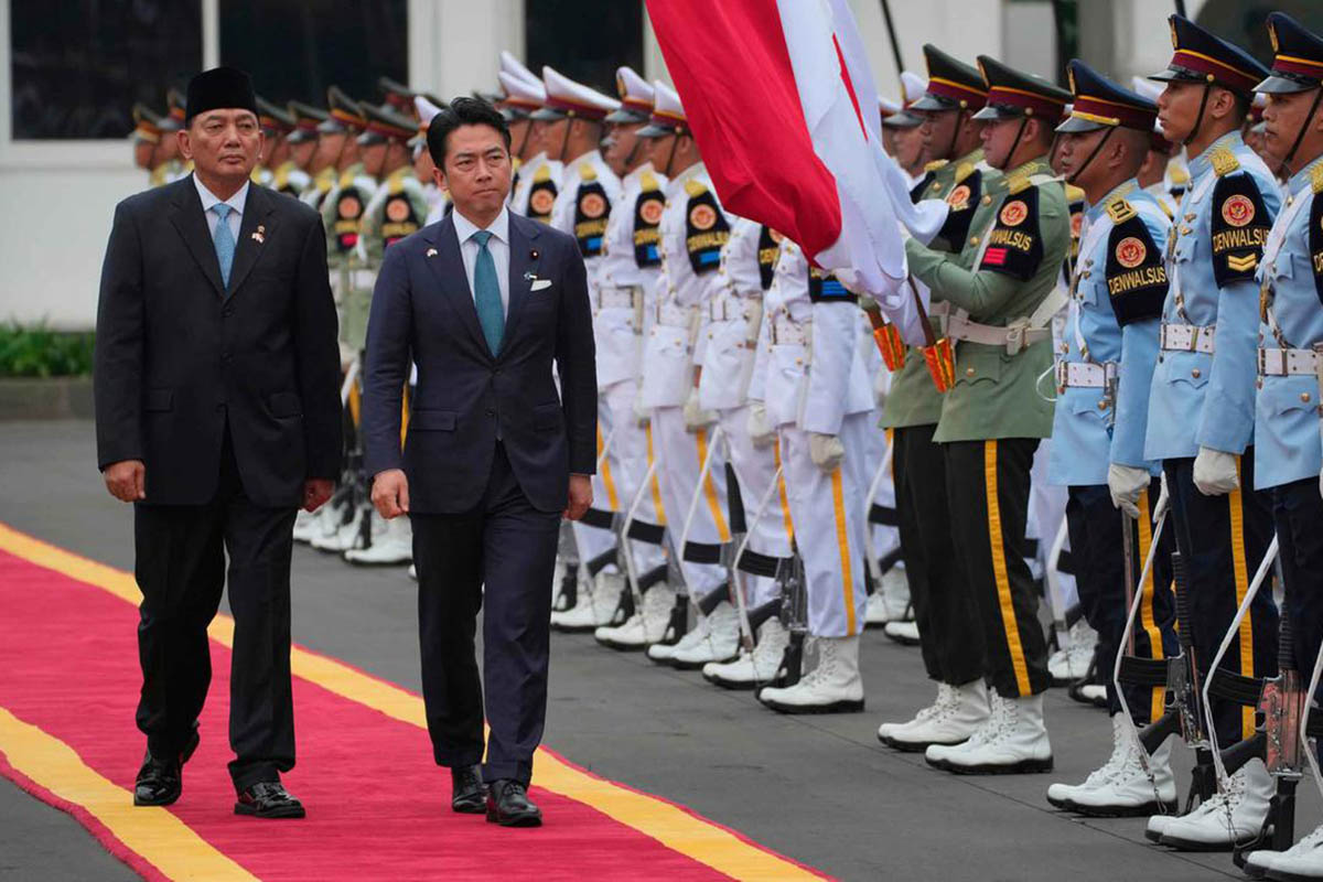 Menteri Pertahanan Republik Indonesia, Sjafrie Sjamsoeddin, menerima kunjungan kehormatan Menteri Pertahanan Jepang, Shinjiro Koizumi, di kantor Kementerian Pertahanan, Jakarta, Senin 4 Mei 2026.
