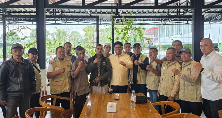 Pengurus DPD Tani Merdeka Indonesia Kabupaten Wonosobo Ketua Umum DPN Tani Merdeka Indonesia Don Muzakir bersama pengurus DPD Tani Merdeka Indonesia Kabupaten Wonosobo.