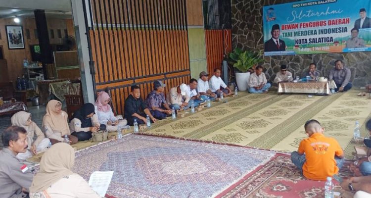 Pengurus Tani Merdeka Indonesia Salatiga silaturahmi dengan petani
