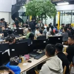321 warga negara asing (WNA) yang diamankan dalam pengungkapan kasus perjudian online jaringan internasional di Jakarta Barat, Minggu. (10/5/2026).
