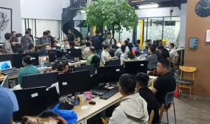 321 warga negara asing (WNA) yang diamankan dalam pengungkapan kasus perjudian online jaringan internasional di Jakarta Barat, Minggu. (10/5/2026).