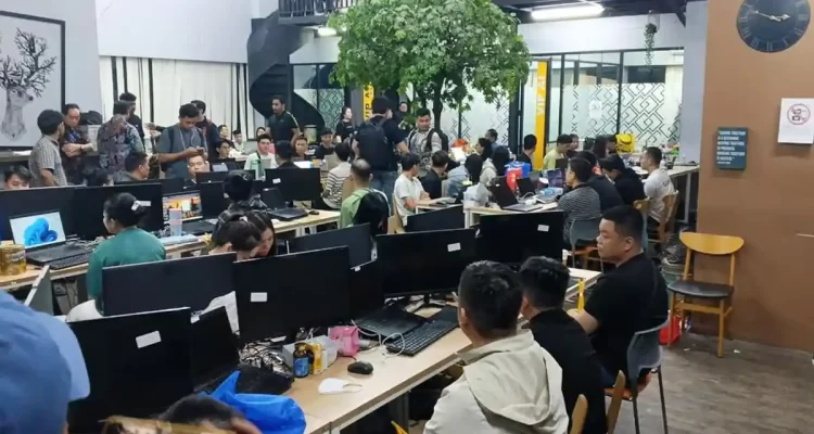 321 warga negara asing (WNA) yang diamankan dalam pengungkapan kasus perjudian online jaringan internasional di Jakarta Barat, Minggu. (10/5/2026).