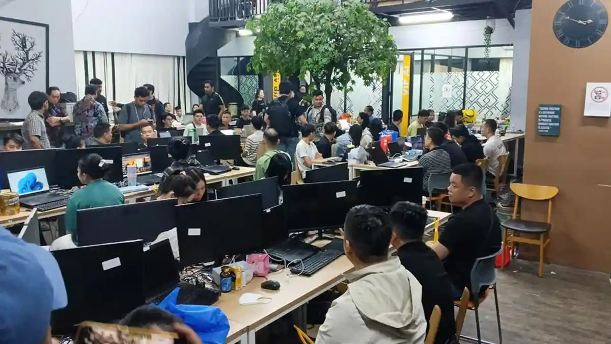 321 warga negara asing (WNA) yang diamankan dalam pengungkapan kasus perjudian online jaringan internasional di Jakarta Barat, Minggu. (10/5/2026).