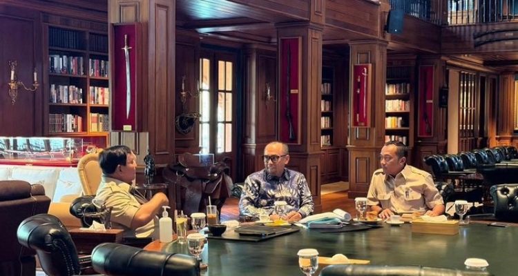 Presiden Prabowo Diskusi dengan PPATK di Hambalang