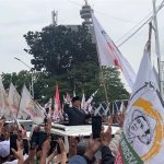 Presiden Prabowo Presiden Prabowo Subianto menyapa peserta aksi damai Tani Merdeka Indonesia dan APPSI usai menghadiri Rapat Paripurna DPR RI di Kompleks Parlemen, Senayan, Jakarta, pada Rabu, 20 Mei 2026. (Foto: Imam Arifin/detikmerdeka.com)
