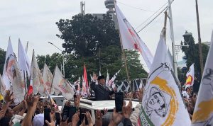 Presiden Prabowo Subianto menyapa peserta aksi damai Tani Merdeka Indonesia dan APPSI usai menghadiri Rapat Paripurna DPR RI di Kompleks Parlemen, Senayan, Jakarta, pada Rabu, 20 Mei 2026. (Foto: Imam Arifin/detikmerdeka.com)