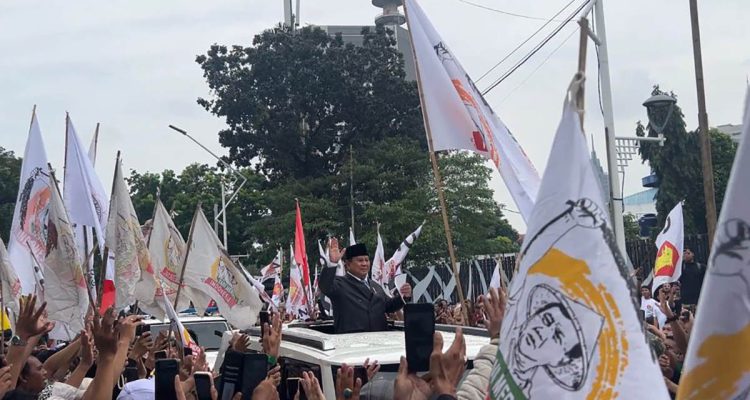 Presiden Prabowo Presiden Prabowo Subianto menyapa peserta aksi damai Tani Merdeka Indonesia dan APPSI usai menghadiri Rapat Paripurna DPR RI di Kompleks Parlemen, Senayan, Jakarta, pada Rabu, 20 Mei 2026. (Foto: Imam Arifin/detikmerdeka.com)