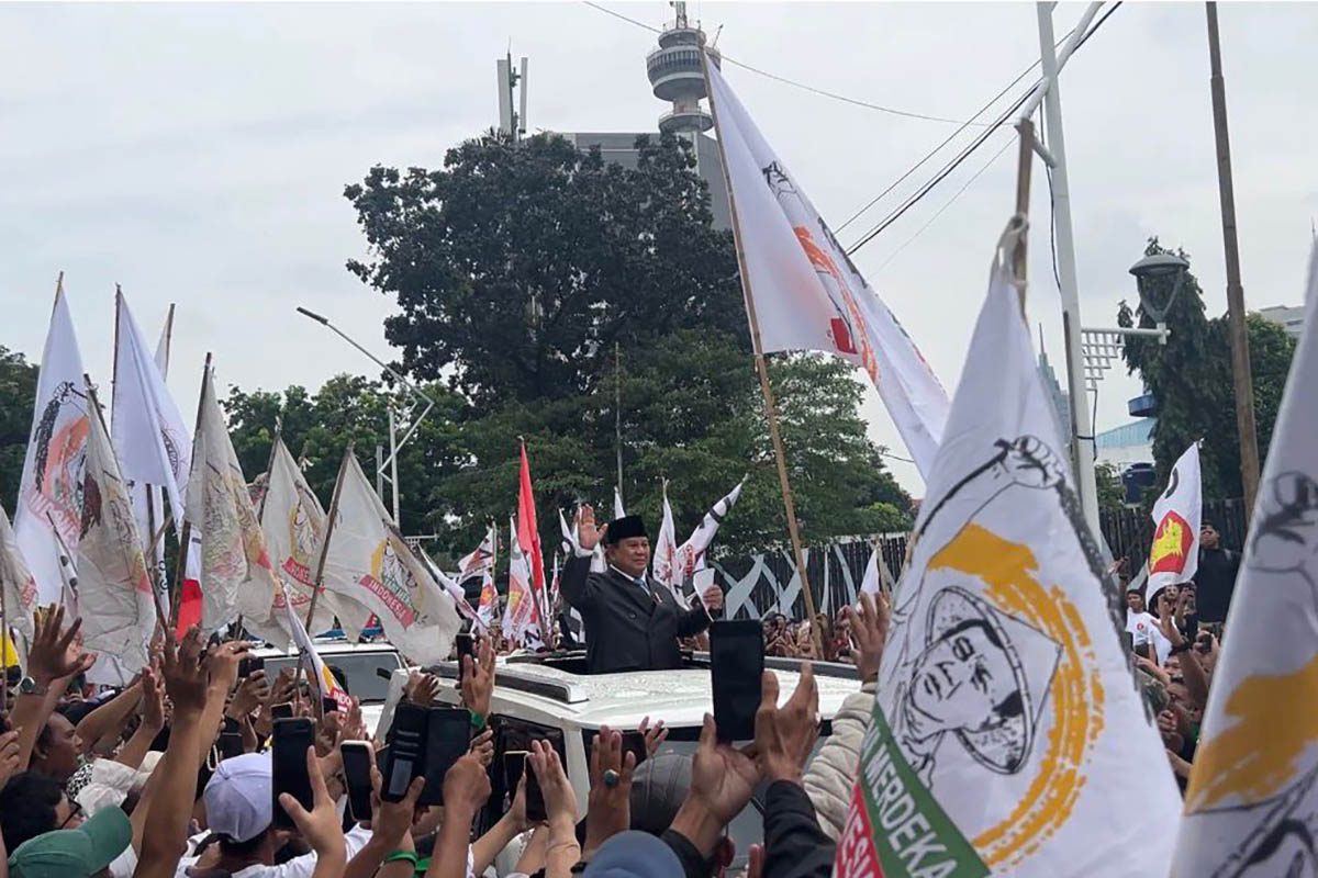 Presiden Prabowo Subianto menyapa peserta aksi damai Tani Merdeka Indonesia dan APPSI usai menghadiri Rapat Paripurna DPR RI di Kompleks Parlemen, Senayan, Jakarta, pada Rabu, 20 Mei 2026. (Foto: Imam Arifin/detikmerdeka.com)