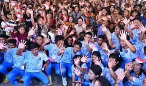 Presiden Prabowo Subianto bersama siswa dan masyarakat di Pulau Miangas, Kabupaten Kepulauan Talaud.