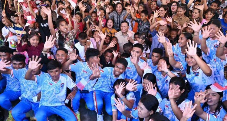 Presiden Prabowo Subianto bersama siswa dan masyarakat di Pulau Miangas, Kabupaten Kepulauan Talaud.