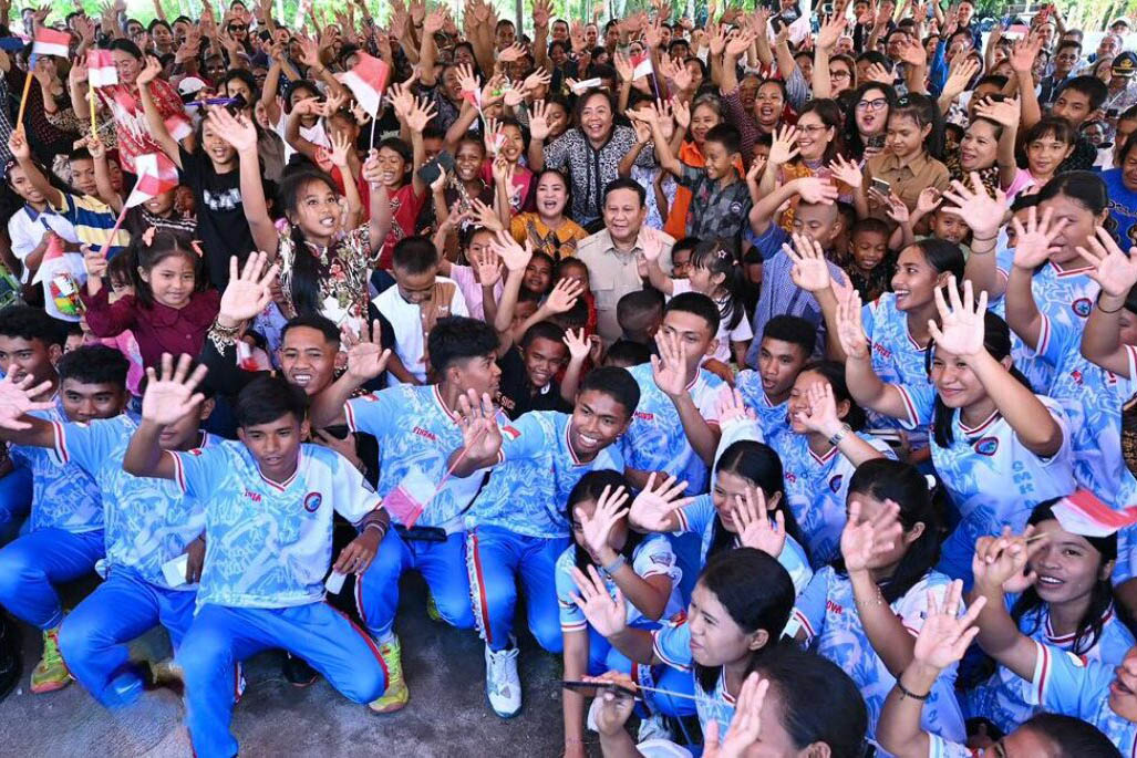 Presiden Prabowo Subianto bersama siswa dan masyarakat di Pulau Miangas, Kabupaten Kepulauan Talaud.