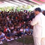 Presiden Prabowo bernyanyi bersama Hymne Guru dan di Sini Senang saat menyambangi SMKN 2 Talaud di Pulau Miangas, Sulawesi Utara, Sabtu (9/5/2026)
