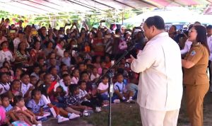 Presiden Prabowo bernyanyi bersama Hymne Guru dan di Sini Senang saat menyambangi SMKN 2 Talaud di Pulau Miangas, Sulawesi Utara, Sabtu (9/5/2026)